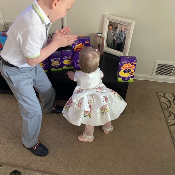 Sisters matching war for one hour - Picture 2 of 6